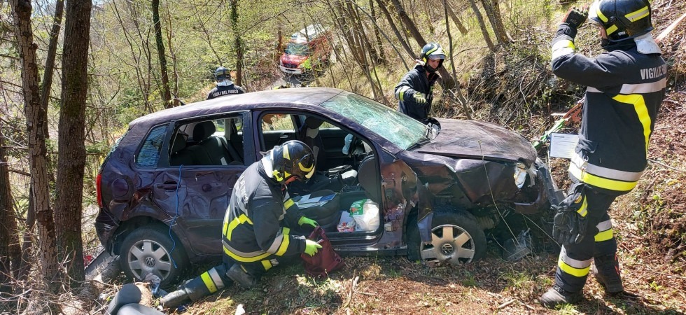 Perde il controllo dell’auto e precipita in una scarpata: due donne incastrate fra le lamiere